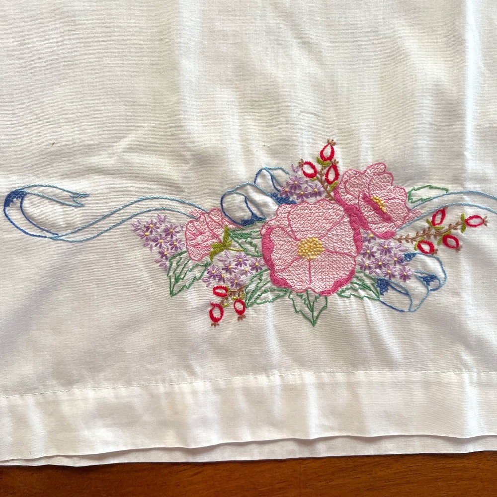 VTG 3PC Embroidered Pillowcases - Picture 7 of 9